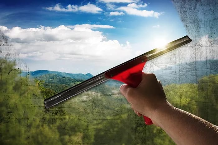 Jak myć okna plastikowe - skuteczne metody i porady na trudne zabrudzenia
