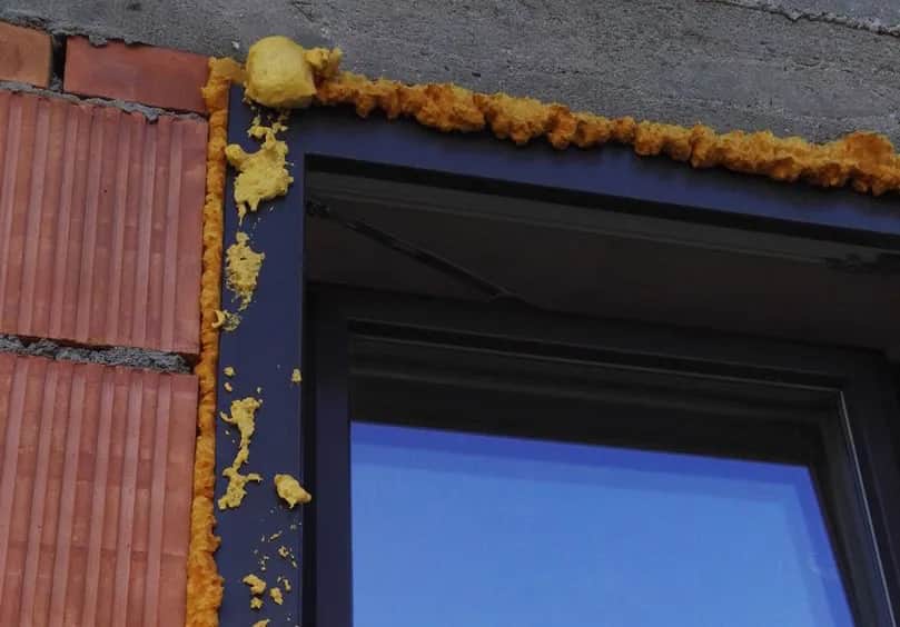 Skuteczne metody usuwania pianki z okien - uniknij zniszczeń i oszczędź czas