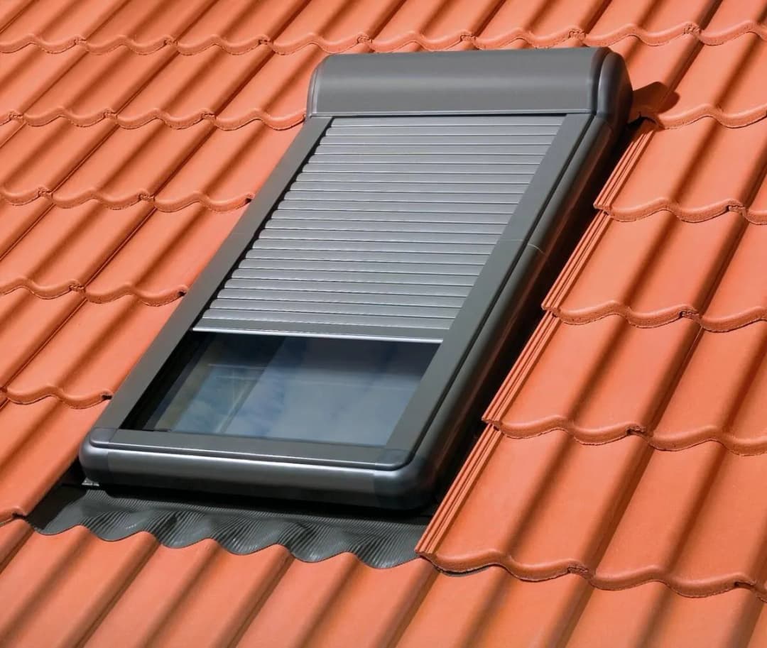 Okno dachowe z roletą zewnętrzną: Korzyści i funkcjonalność