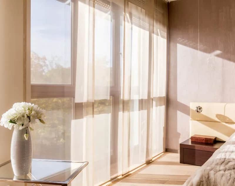 Czym zasłonić duże okna w salonie? Odkryj stylowe i funkcjonalne rozwiązania