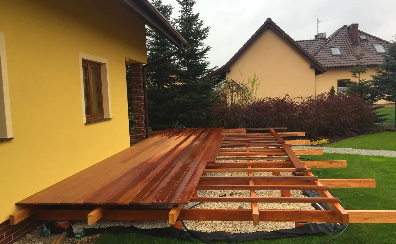 Z czego zbudować taras ogrodowy – porównanie materiałów, wady i zalety