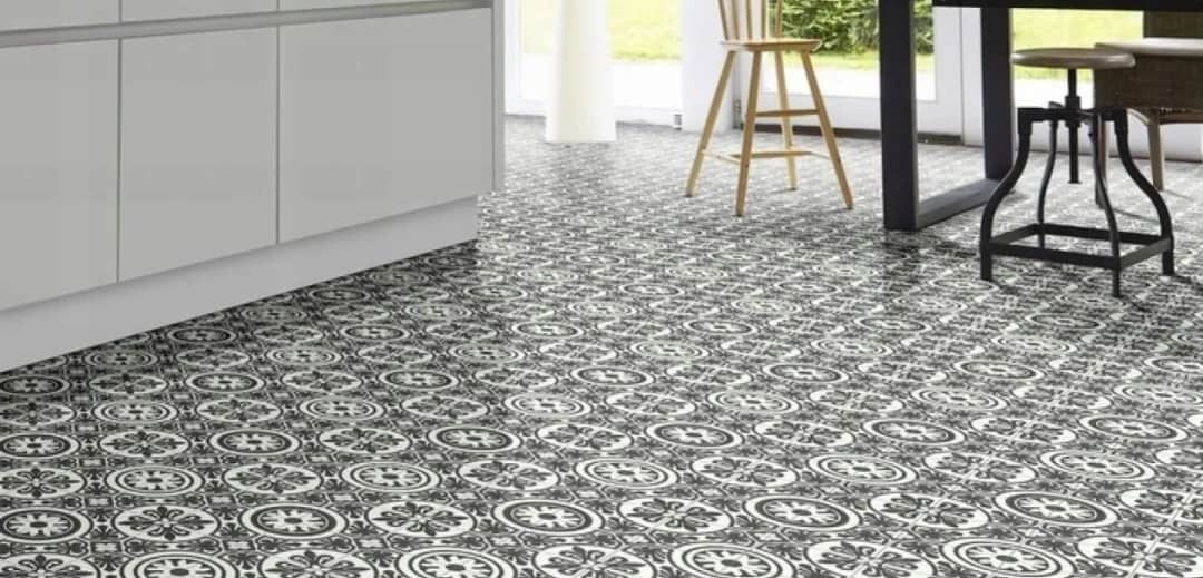 Czy można położyć wykładzinę PCV na płytki? Dowiedz się przed pracami!