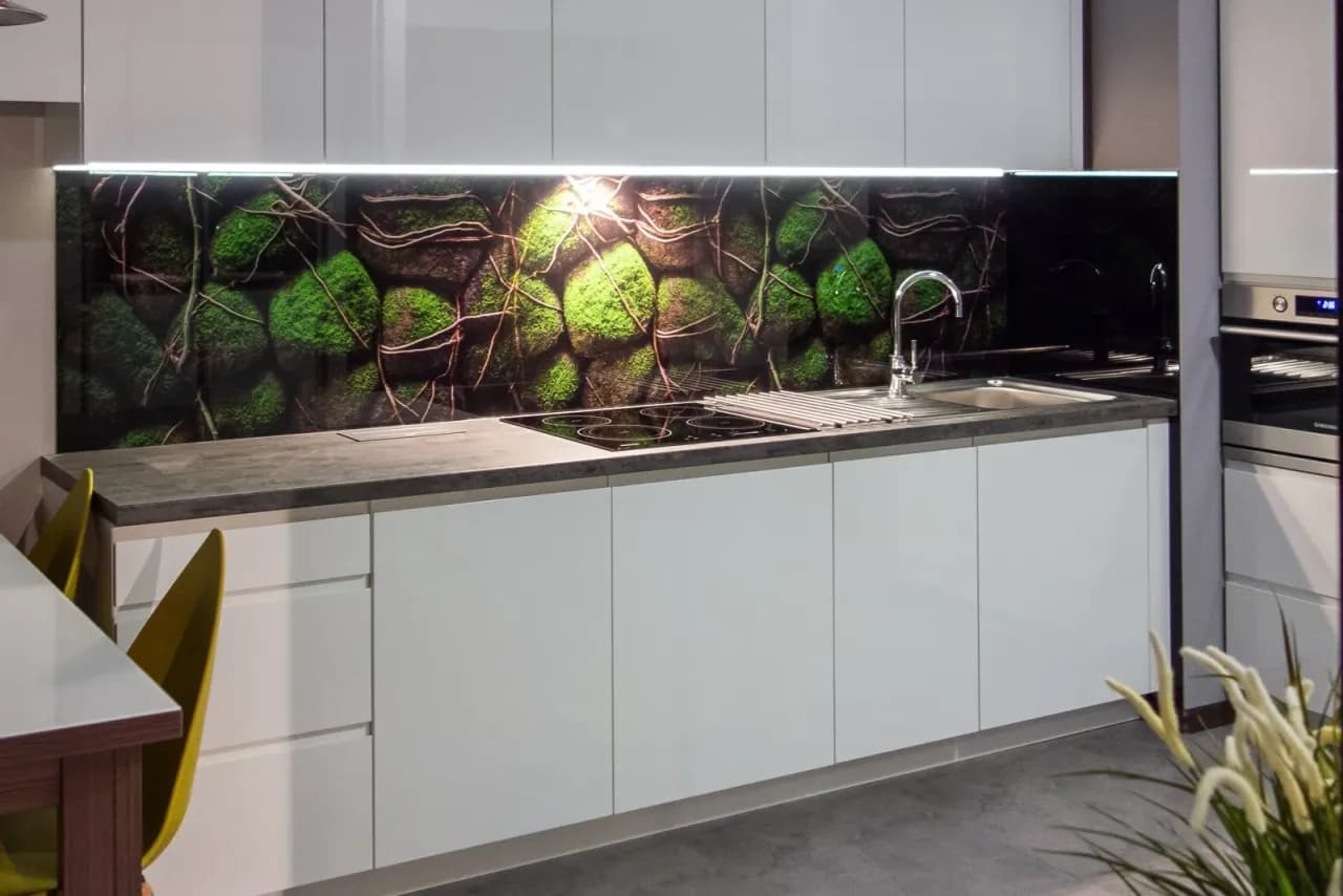 Lacobel czy szkło hartowane do kuchni – co wybrać, by uniknąć błędów?