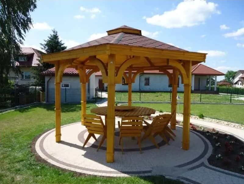 Ile naprawdę kosztuje wybudowanie altany na działce? Sprawdź koszty i oszczędności