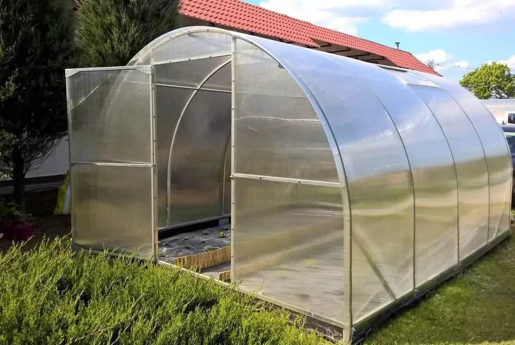 Jak zrobić drzwi z poliwęglanu - proste kroki do trwałej konstrukcji