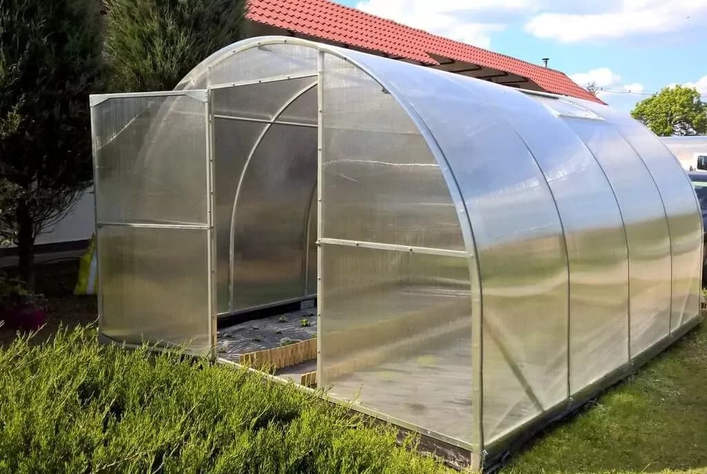 Jak zrobić drzwi z poliwęglanu - proste kroki do trwałej konstrukcji