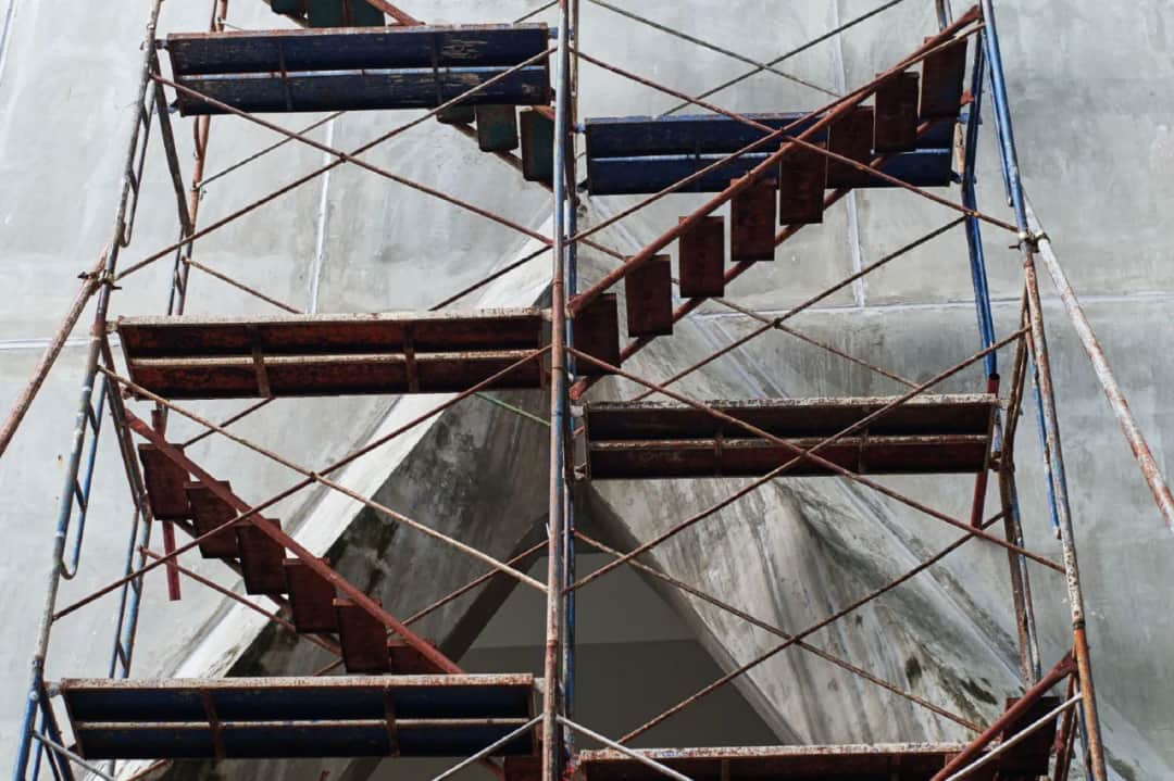 Rusztowanie typu Warszawa – bezpieczne i efektywne rozwiązania budowlane