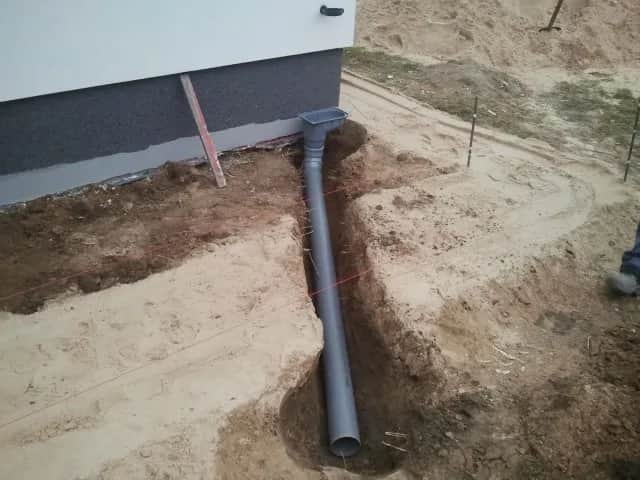 Skuteczne odwodnienie domu z rynien: Metody i porady ekspertów