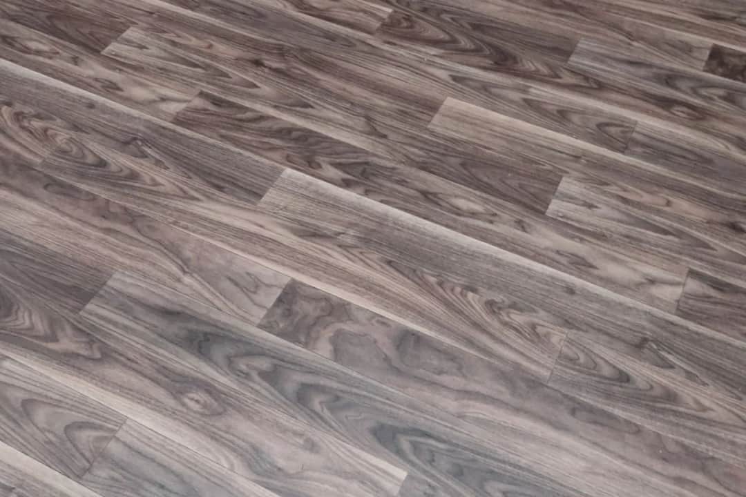 Czy wykładzina PCV nadaje się na balkon? Zalety, wady i porady montażowe