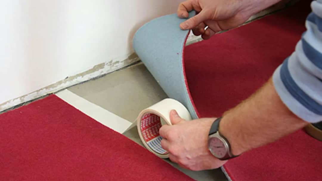 Jak się kładzie wykładzinę dywanową? Kluczowe błędy i porady dla Ciebie