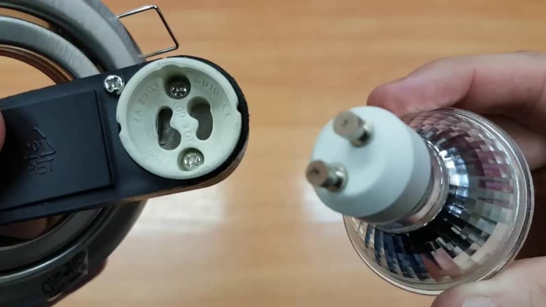 Jak bezpiecznie wymienić żarówkę halogenową w kuchni bez błędów i problemów