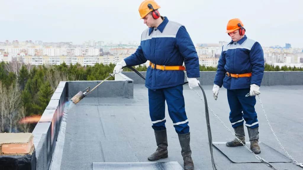 Ile kosztuje remont dachu? Sprawdź, jak uniknąć wysokich kosztów i zaoszczędzić