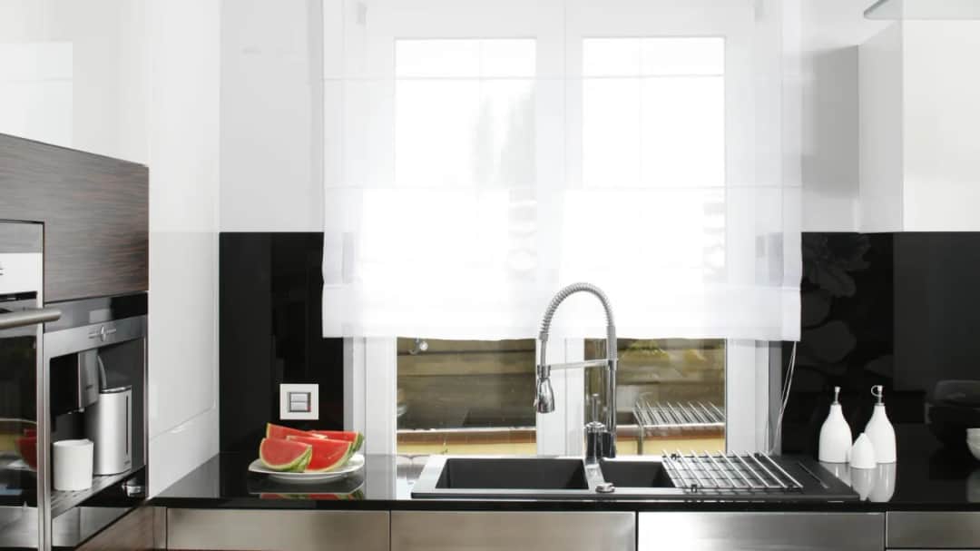 Jak zaaranżować okno, aby stworzyć przytulną przestrzeń w domu