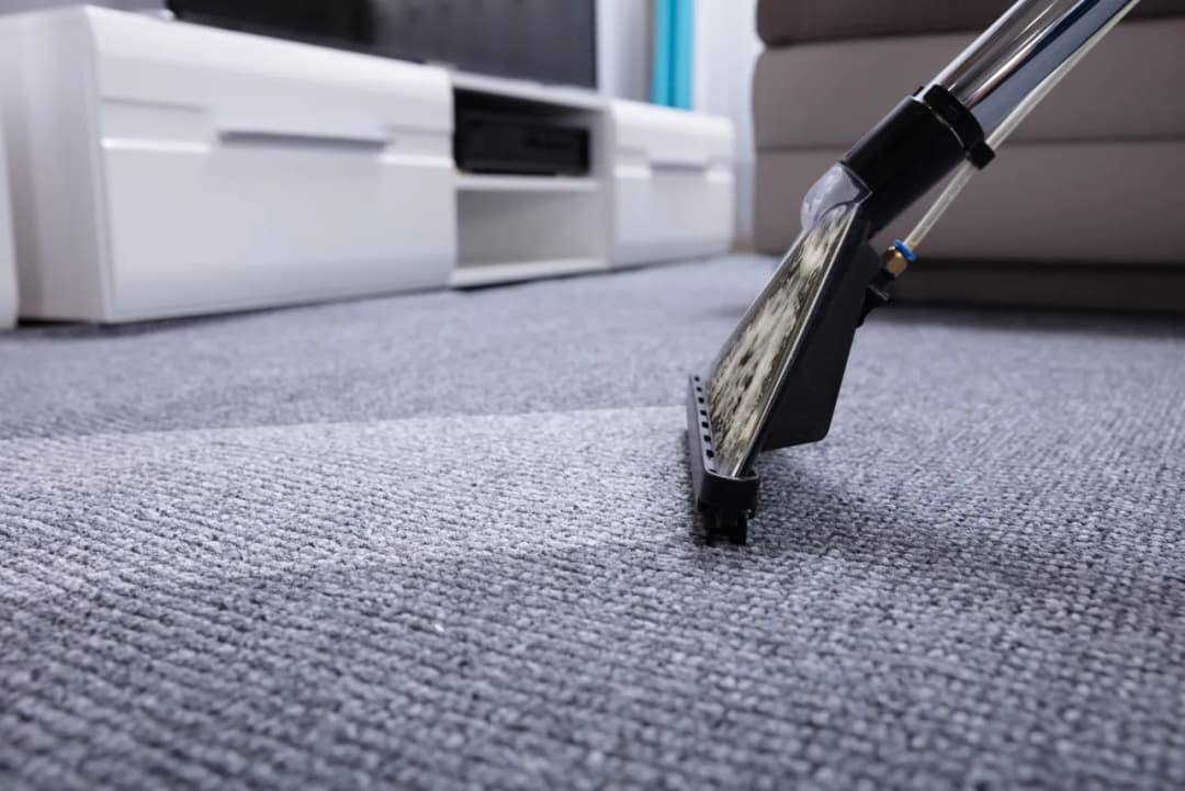 Skuteczne metody czyszczenia wykładziny dywanowej, które zachwycą czystością