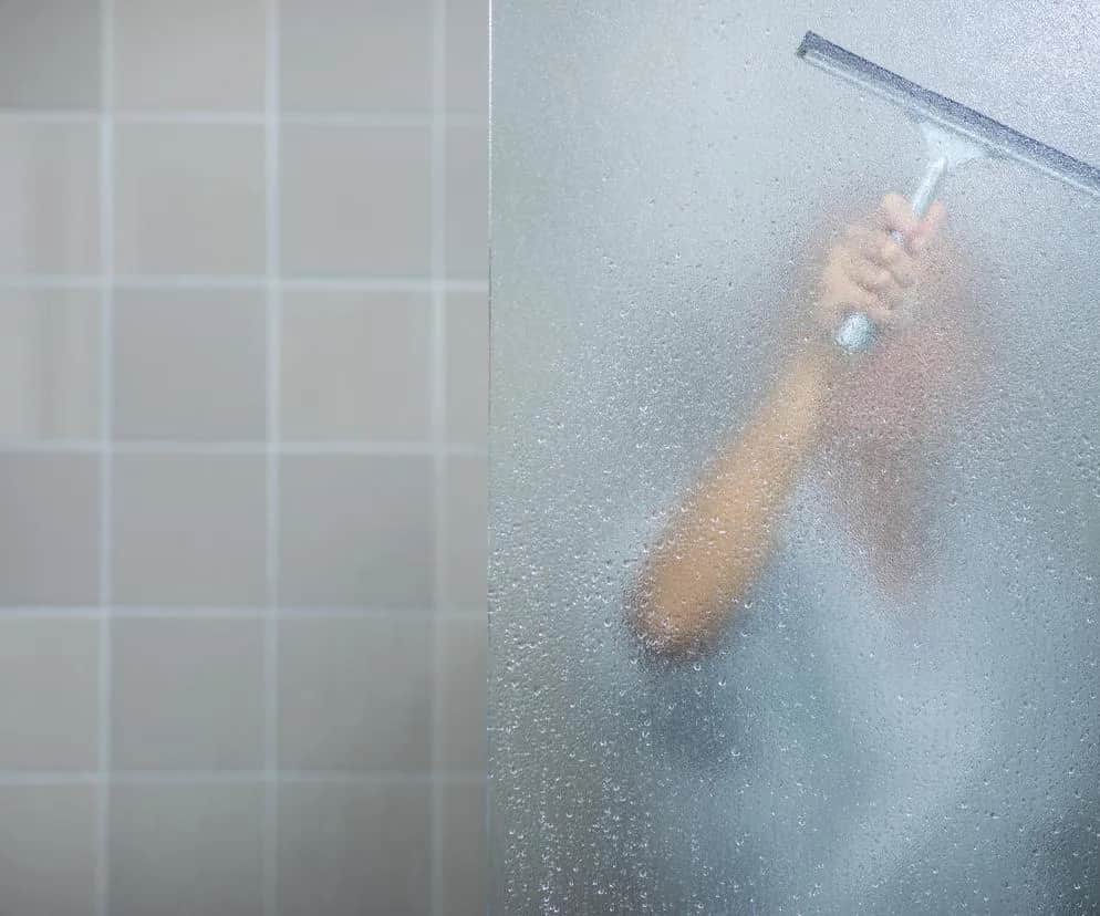 Jak skutecznie zwalczyć wilgoć w łazience? Sprawdzone sposoby i produkty