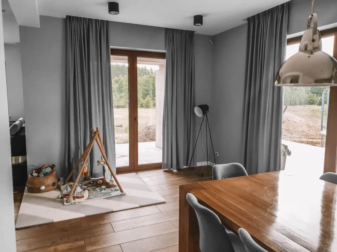 Jak zasłonić duże okna: 7 praktycznych sposobów na prywatność