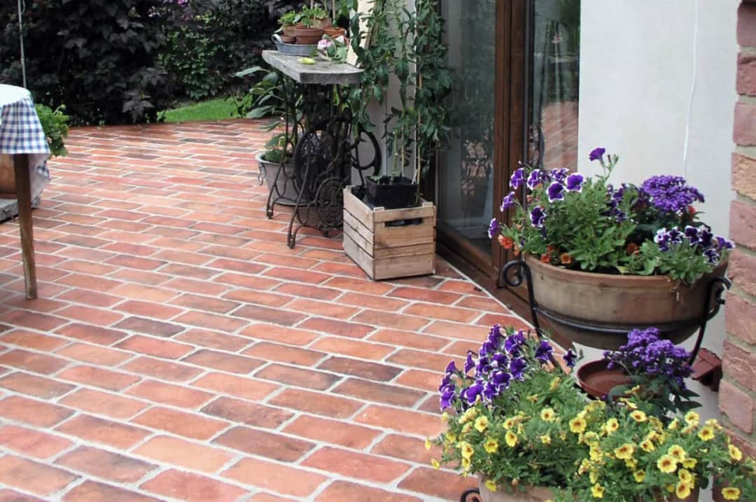 Cegła na taras: Zalety, wady i zastosowania w aranżacji ogrodu