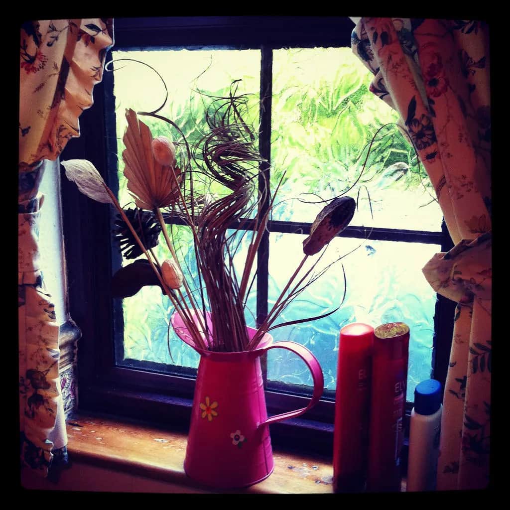 Jak ładnie udekorować okno: 7 stylowych pomysłów i porad