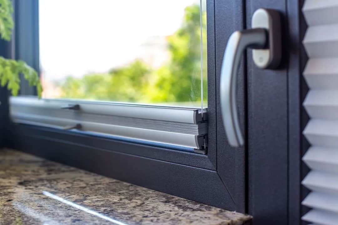 Jakie klamki do okien antracyt? Najlepsze kolory i style