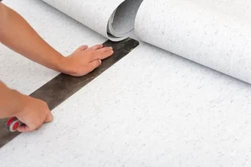 Jak przykleić wykładzinę PCV na ścianę bez błędów i z łatwością