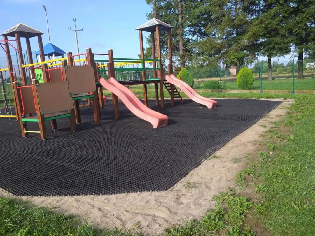 Mata pod plac zabaw: Bezpieczeństwo i komfort dla bawiących się dzieci