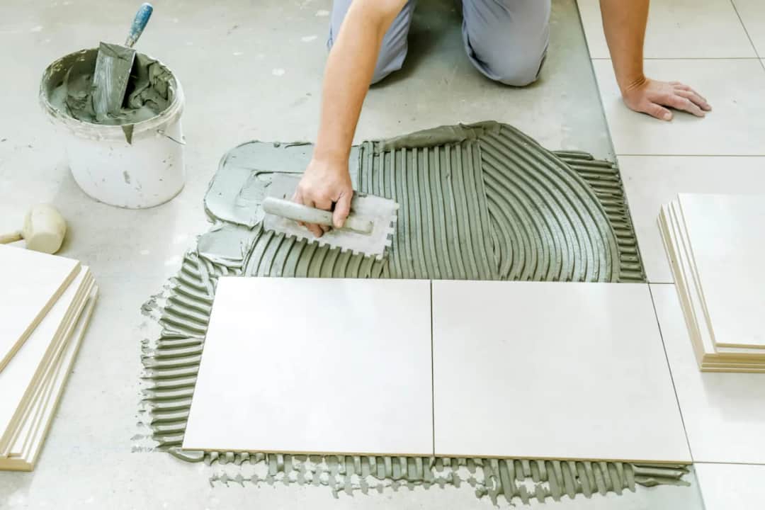 Jak uniknąć błędów przy układaniu płytek w kuchni na podłodze – praktyczne porady