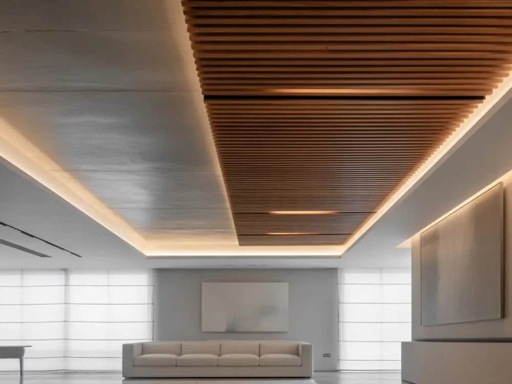 Jak obniżyć sufit przy wysokich oknach - skuteczne triki dekoracyjne