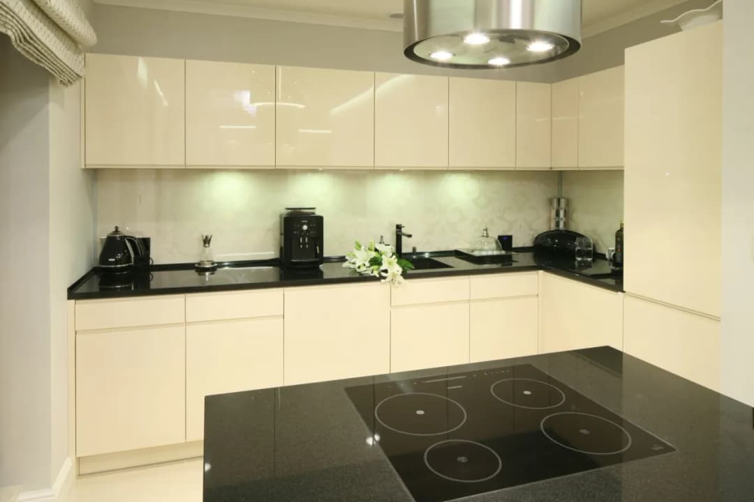 Jak bezpiecznie myć meble lakierowane w kuchni bez ryzyka uszkodzeń?