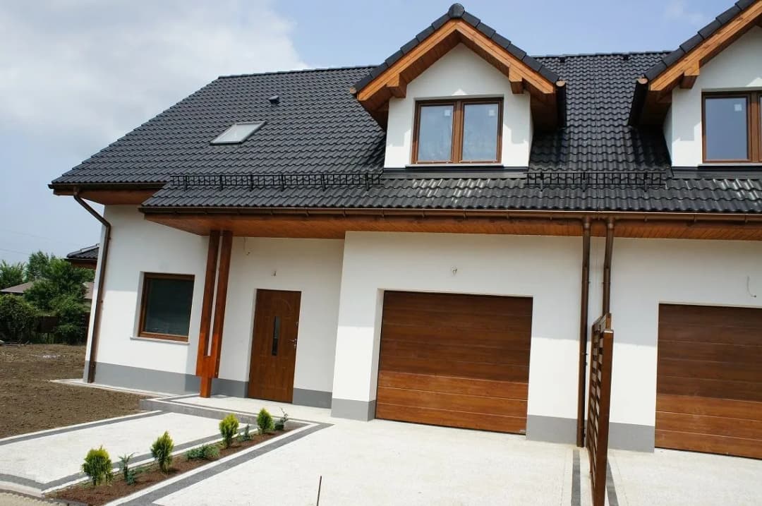 Czarny dach okna orzech – jak wybrać idealną elewację?