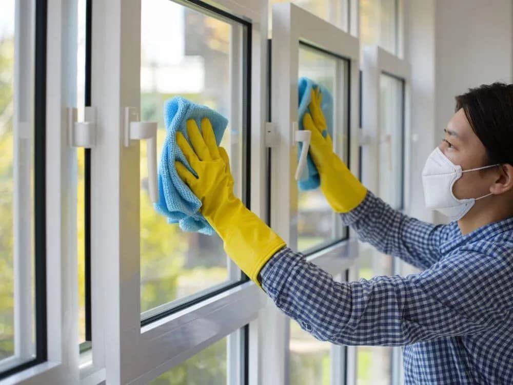 Skuteczne sposoby na zmycie kleju z plastikowych okien bez ryzyka