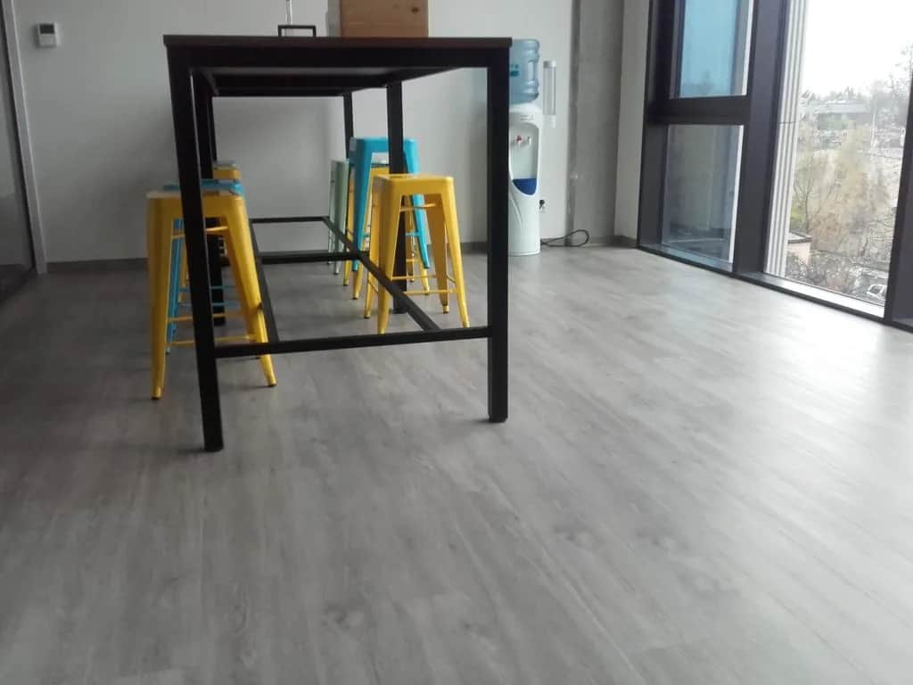 Panele winylowe czy wykładzina PCV – co lepiej wybrać do swojego wnętrza?