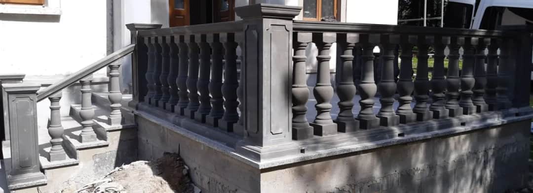 Słupki na balkon: Bezpieczeństwo i estetyka Twojej przestrzeni