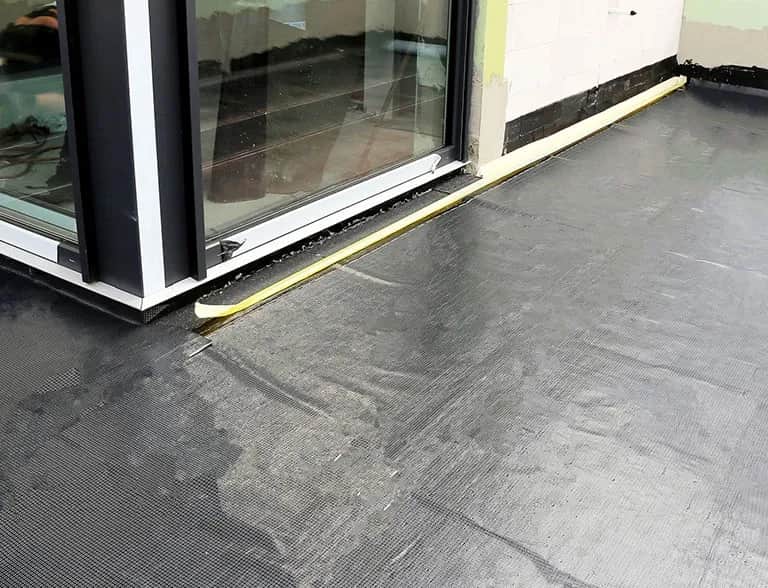 Folia na tarasy i balkony: Jak wybrać najlepszą ochronę?