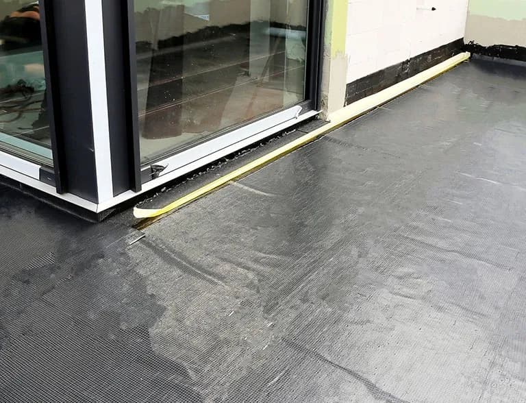 Folia na tarasy i balkony: Jak wybrać najlepszą ochronę?