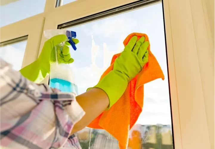 Jak szybko umyć okna: 7 skutecznych metod bez smug i zacieków
