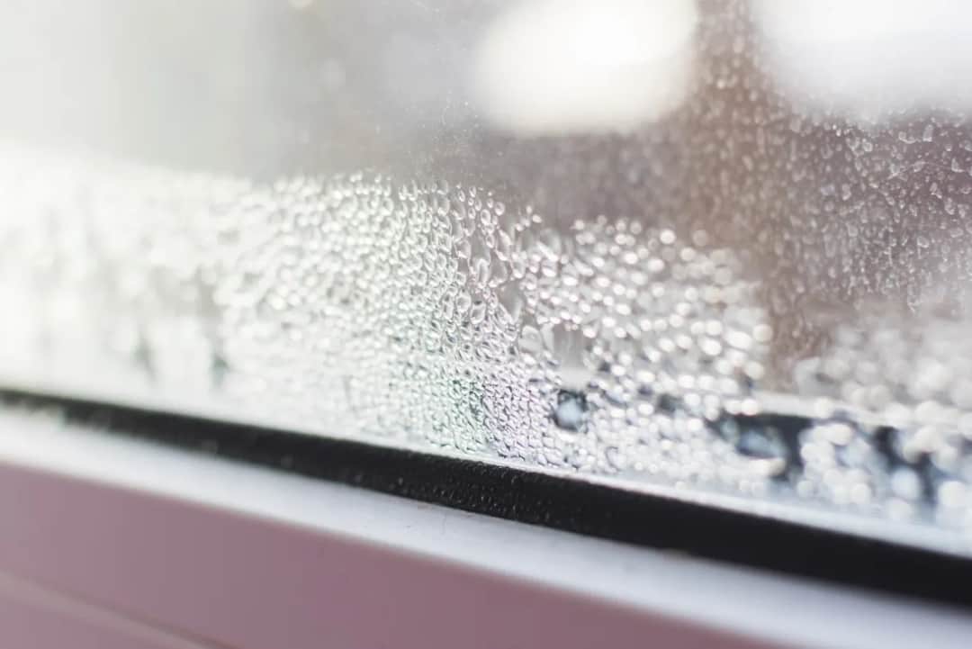 Dlaczego okna parują z zewnątrz? Oto przyczyny i rozwiązania