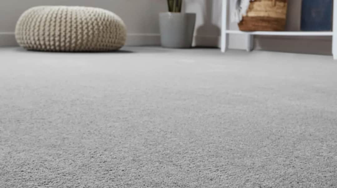 Jak prawidłowo układać wykładzinę w kostkach – uniknij najczęstszych błędów.