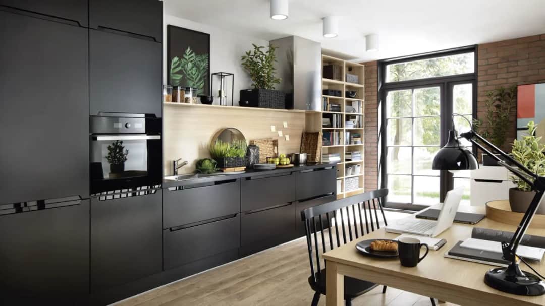Jaka podłoga do czarnej kuchni? Sprawdź najlepsze opcje i uniknij błędów w aranżacji