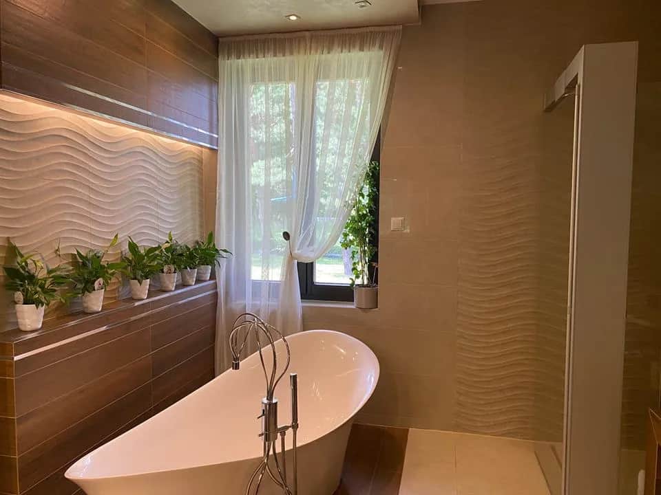 Co powiesić w oknie łazienki? Najlepsze inspiracje dla Twojej przestrzeni!